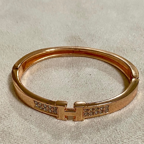Rose Gold Coloured Bracelet with the letter H - Picture 2 of 3